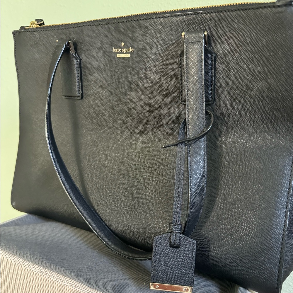 Kate Spade shoulder bag. Lightly used. Bought in NYC